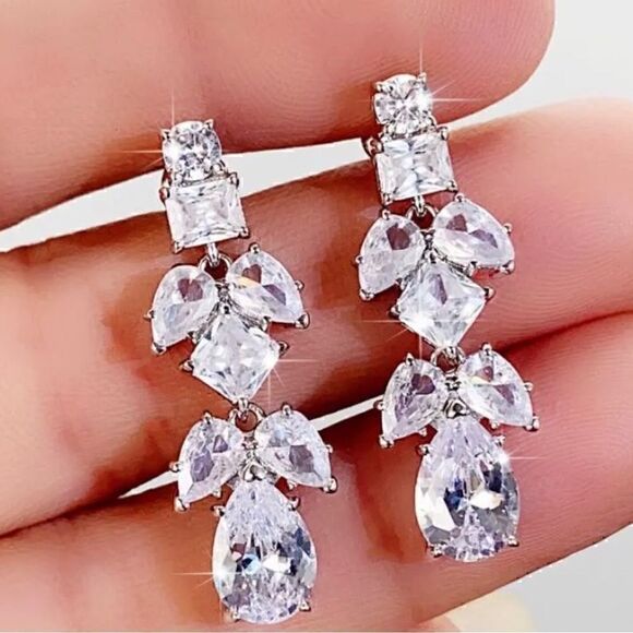 💙 Beautiful crystal leaf design drop dangle sparkling earrings 💙 - Picture 6 of 6
